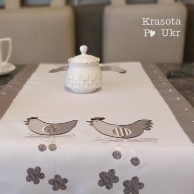 Великодній ранер “Парочка курочок” (40*90 см) сірий #2164