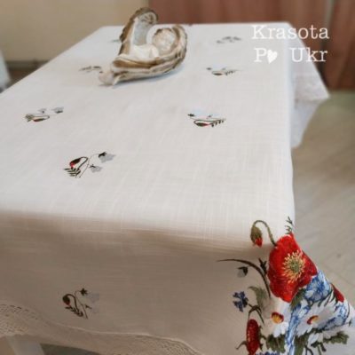 Лляна біла скатертина з вишивкою польових квітів – ромашки, волошки, маки, розміри 110×160 см і 135×180 см