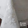 Біла скатертина з широким мереживом та вишивкою “білим по білому” #155, розміри 110×160 см, 135×180 см, 150×220 см