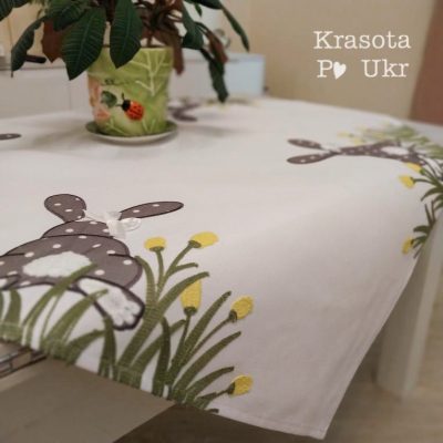 Великодня скатертина 85*85 см з зайчиками – молочна, біла #375-2