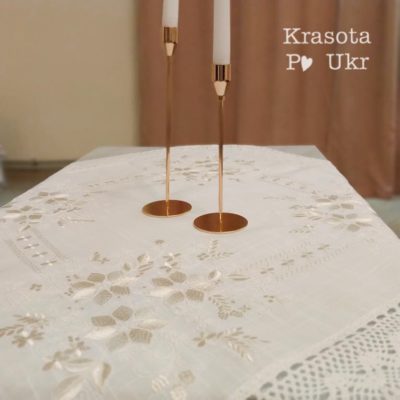 #155 Скатертина біла з молочною вишивкою і широким мереживом 90*90 см ?