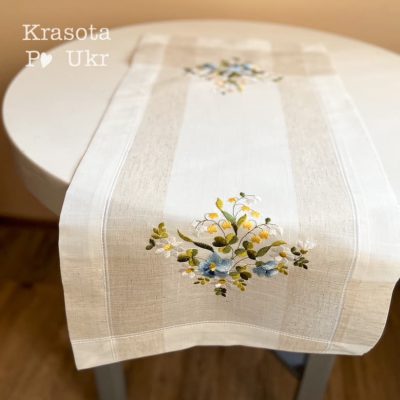 Доріжка на стіл з вишивкою (40*90 см), дизайн “квіткові мотиви” блакитні ?