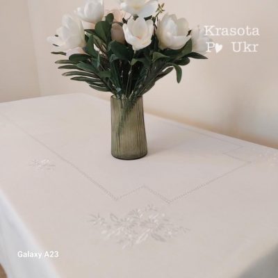 Білосніжна скатертина з вишивкою “Білим по білому”, модель #010, розміри 180×270 см і 180×420 см.