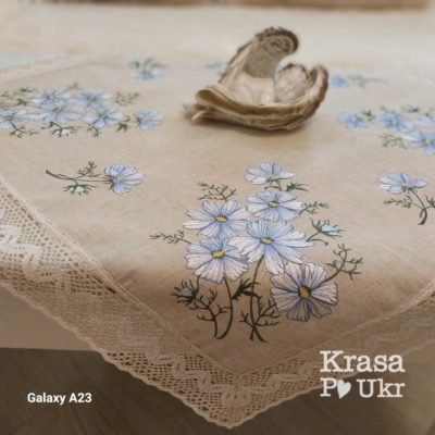 Натуральна скатертина 90*90 см з квітковою вишивкою у блакитних тонах, дизайн "ромашки"
