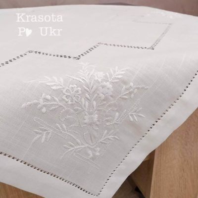 Скатертина білого кольору з мінімалістичною вишивкою (90*90 см) #557