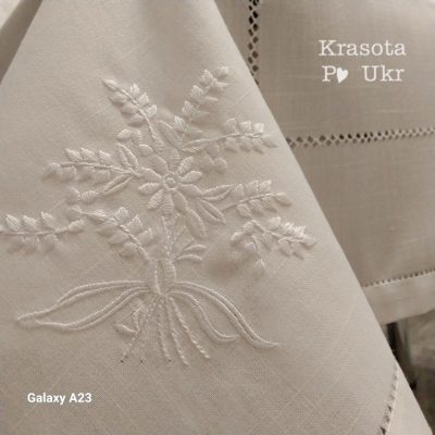 Скатертина #883 біла на стіл з мінімалістичною вишивкою (90*90 см)