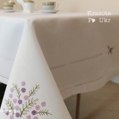 Скатертина на стіл білого кольору з вишивкою “Бузок” #007 (150*220 см)