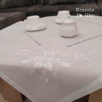 Скатертина на стіл білого кольору з вишивкою “білим по білому” “Квітковий ансамбль” #020 (90*90 см)