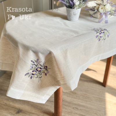 Скатертина з вишивкою в фіолетових кольорах