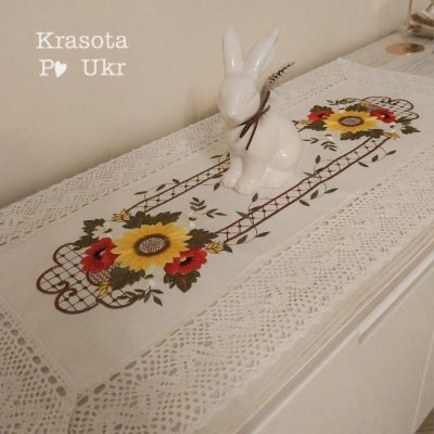 Доріжка на стіл з вишивкою, дизайн "польові квіти", маки та соняшник (42*90 см), білий льон