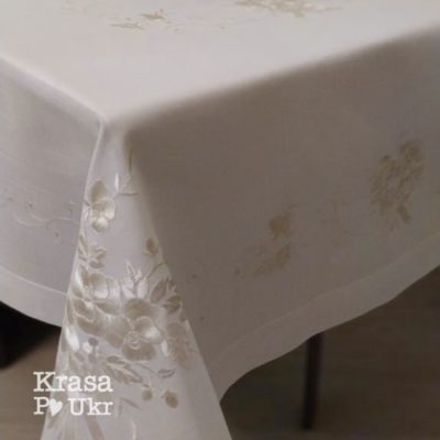 Біла скатертина на столі з квітковою вишивкою “молочним по білому”, 135×180 см