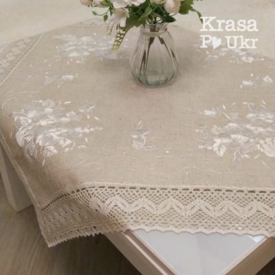 #005 Скатертина натуральна (90*90 см) з широким мереживом, молочна вишивка “Квітковий букет”