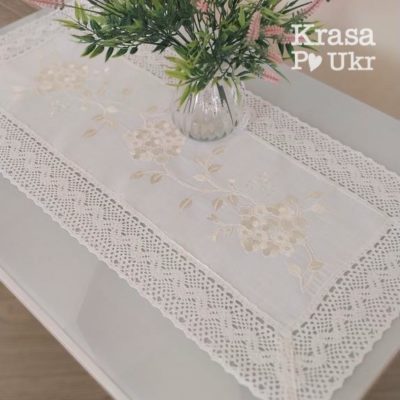 #259 Ранер на стіл лляний білий з широким мереживом, орнамент “ваніль гортензія” – 40*90 см