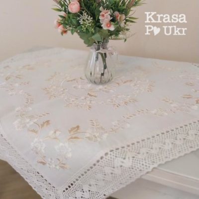 Біла скатертина на стіл з широким мереживом, дизайн "молочні мальви" #275 90*90 см
