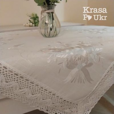 Квадратна скатертина (90*90 см) на стіл “білим по білому” #005, біла з широким мереживом
