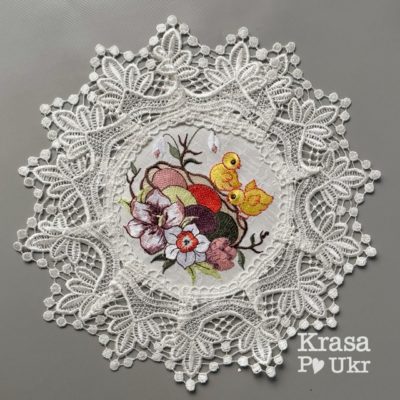 Дитяча вишита серветка на кошик “Курочки та крашанки” з квітами – атлас (25 см) айворі