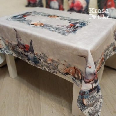#5130 Новорічна скатертина “санчата та гноми” з новорічними кулями 110*160 см, 135*180 см