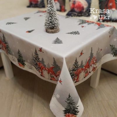 #1504 Скатертина на святковий стіл 90*90 см, 100*150 см, “Різдвяні гноми біля ялинки”