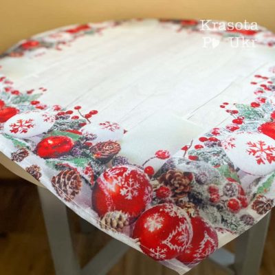 #2812 Скатертина 90*90 см, “Новорічна казка” з кулями, хвоєю та шишками
