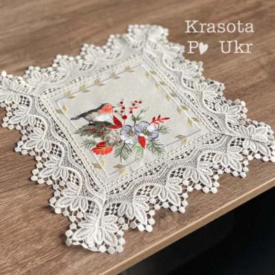 Вишита серветка на стіл, дизайн “Різдвяний снігур” (30 см)