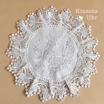 Серветка на дитячий кошик з мереживом “білим по білому” (атлас, 30 см)