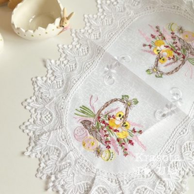 Серветка на кошик “Кошик з курчатами”, атласна, біле мереживо (60*40 см)