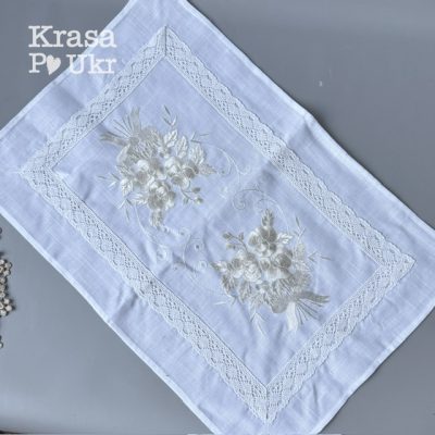 Серветка 60×40 см з білої тканини з вишивкою молочним кольором у стилі “молочним по білому”