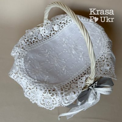 Атласний рушник 40×30 см з білою вишивкою та ажуром у техніці “білим по білому”