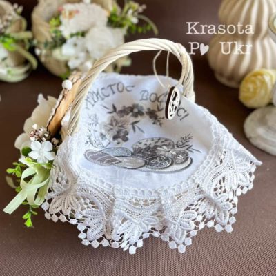 Серветка на дитячий кошик з мереживом “Великодня меланхолія” (атлас, 30 см)